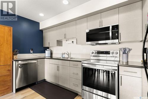 4 5752 Gordon Road, Regina, SK - Indoor Photo Showing Kitchen With Double Sink