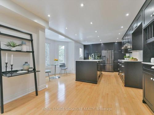 4107 Wheelwright Cres, Mississauga, ON - Indoor Photo Showing Kitchen With Upgraded Kitchen