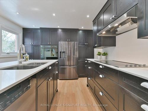 4107 Wheelwright Cres, Mississauga, ON - Indoor Photo Showing Kitchen With Double Sink With Upgraded Kitchen