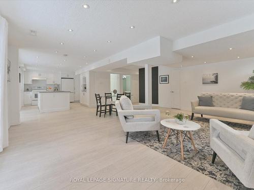 4107 Wheelwright Cres, Mississauga, ON - Indoor Photo Showing Living Room