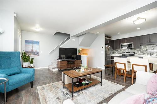 709 280 Amber Trail, Winnipeg, MB - Indoor Photo Showing Living Room