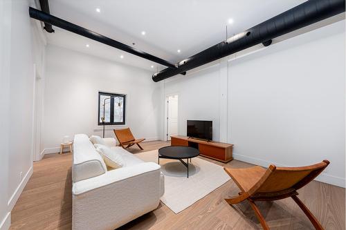 Salon - 2-131 Rue Du Port, Montréal (Ville-Marie), QC - Indoor