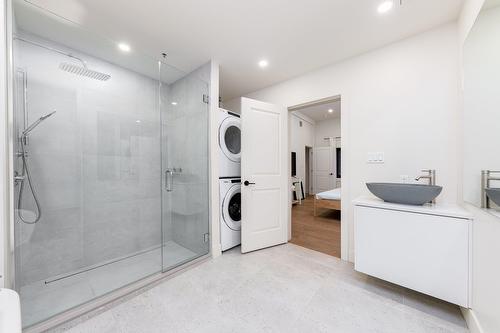 Salle de bains attenante à la CCP - 2-131 Rue Du Port, Montréal (Ville-Marie), QC - Indoor Photo Showing Laundry Room