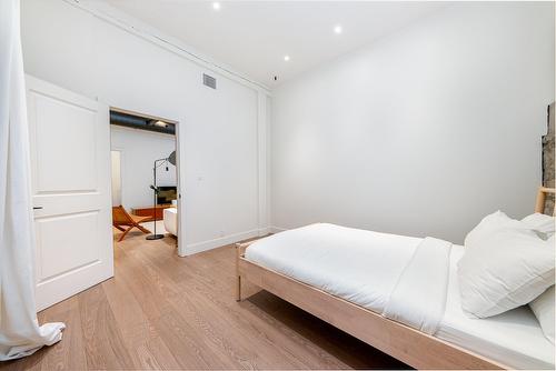Chambre à coucher - 2-131 Rue Du Port, Montréal (Ville-Marie), QC - Indoor Photo Showing Bedroom