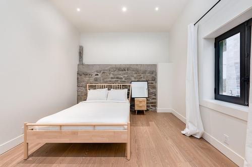 Chambre à coucher - 2-131 Rue Du Port, Montréal (Ville-Marie), QC - Indoor Photo Showing Bedroom