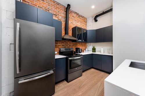 Cuisine - 2-131 Rue Du Port, Montréal (Ville-Marie), QC - Indoor Photo Showing Kitchen With Double Sink