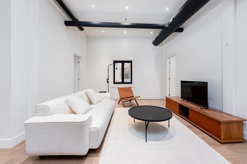 Salon - 2-131 Rue Du Port, Montréal (Ville-Marie), QC - Indoor