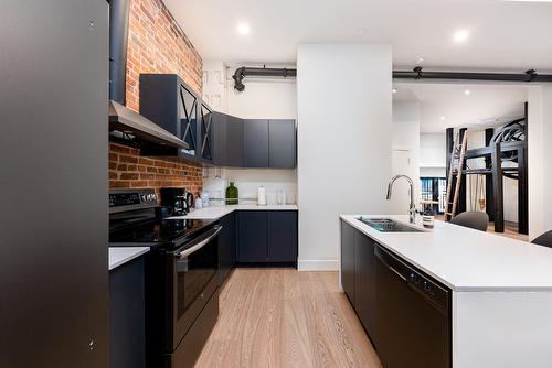 Cuisine - 2-131 Rue Du Port, Montréal (Ville-Marie), QC - Indoor Photo Showing Kitchen