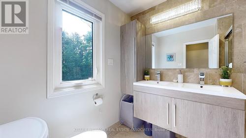 1924 Balsam Avenue, Mississauga, ON - Indoor Photo Showing Bathroom