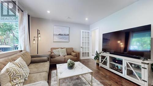 1924 Balsam Avenue, Mississauga, ON - Indoor Photo Showing Living Room