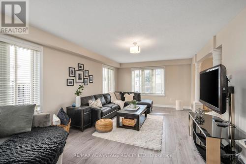 2086 Westwick Walk, London, ON - Indoor Photo Showing Living Room