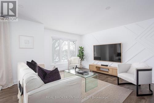 2204 Shardawn Mews, Mississauga, ON - Indoor Photo Showing Living Room