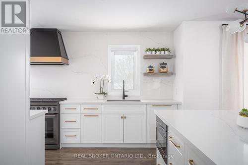 2204 Shardawn Mews, Mississauga, ON - Indoor Photo Showing Kitchen