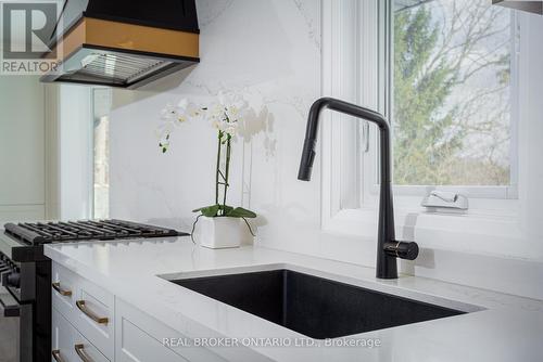 2204 Shardawn Mews, Mississauga, ON - Indoor Photo Showing Kitchen