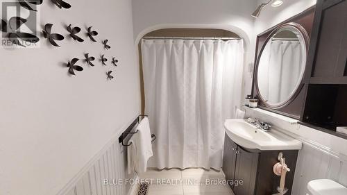 18 Connaught Avenue, London, ON - Indoor Photo Showing Bathroom