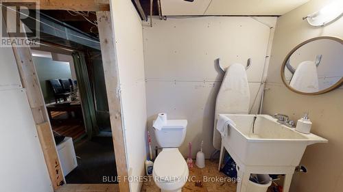 18 Connaught Avenue, London, ON - Indoor Photo Showing Laundry Room