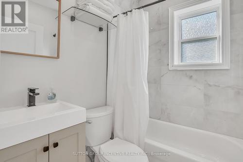 88 Tisdale Street S, Hamilton, ON - Indoor Photo Showing Bathroom