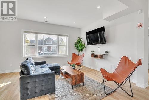 88 Tisdale Street S, Hamilton, ON - Indoor Photo Showing Living Room