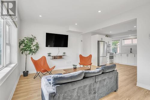 88 Tisdale Street S, Hamilton, ON - Indoor Photo Showing Living Room