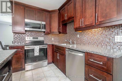 74 Huckleberry Place, Hamilton, ON - Indoor Photo Showing Kitchen With Upgraded Kitchen