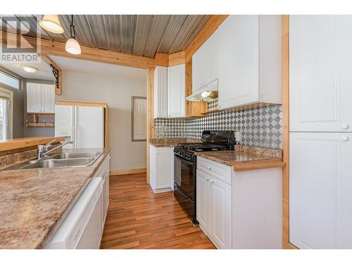 80 6 Street Ne, Salmon Arm, BC - Indoor Photo Showing Kitchen With Double Sink