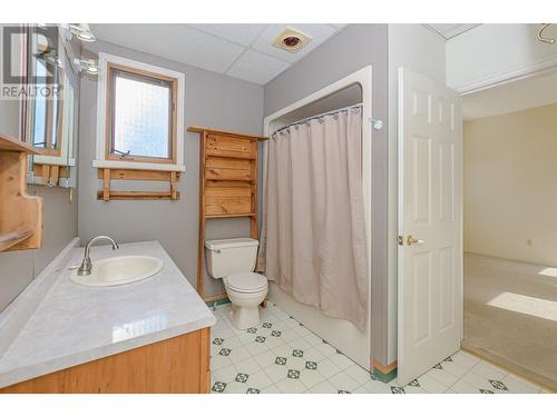 80 6 Street Ne, Salmon Arm, BC - Indoor Photo Showing Bathroom