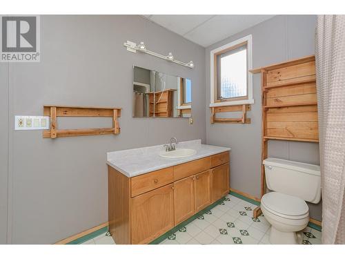 80 6 Street Ne, Salmon Arm, BC - Indoor Photo Showing Bathroom