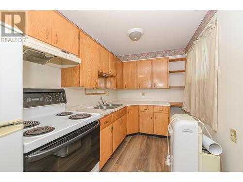 80 6 Street Ne, Salmon Arm, BC - Indoor Photo Showing Kitchen With Double Sink