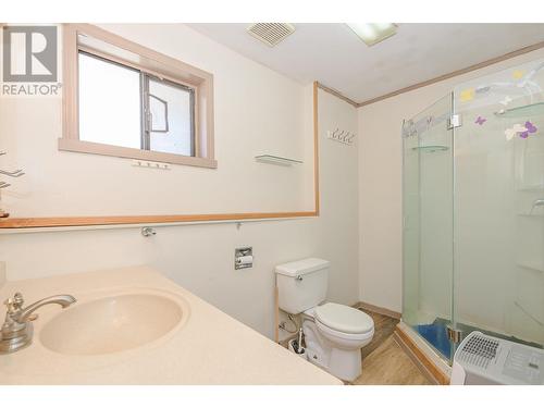 80 6 Street Ne, Salmon Arm, BC - Indoor Photo Showing Bathroom
