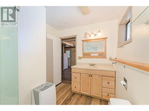 80 6 Street Ne, Salmon Arm, BC - Indoor Photo Showing Bathroom