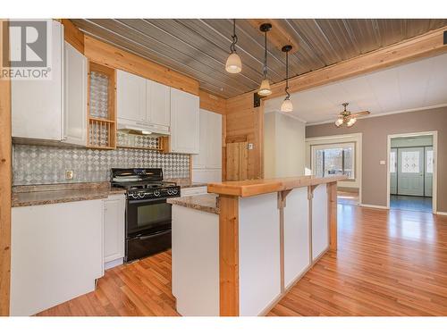 80 6 Street Ne, Salmon Arm, BC - Indoor Photo Showing Kitchen