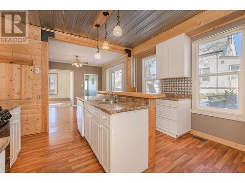 80 6 Street Ne, Salmon Arm, BC - Indoor Photo Showing Kitchen With Double Sink