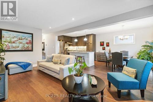 6 Hayes Street, London, ON - Indoor Photo Showing Living Room