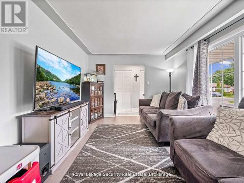 2 Maitland Avenue, Hamilton, ON - Indoor Photo Showing Living Room