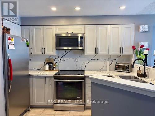 3890 Mcdowell Drive, Mississauga, ON - Indoor Photo Showing Kitchen With Double Sink