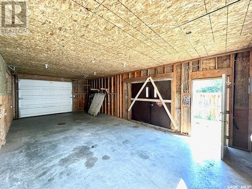 112 32Nd Street W, Saskatoon, SK - Indoor Photo Showing Garage