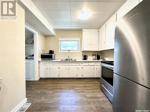 112 32Nd Street W, Saskatoon, SK - Indoor Photo Showing Kitchen With Double Sink