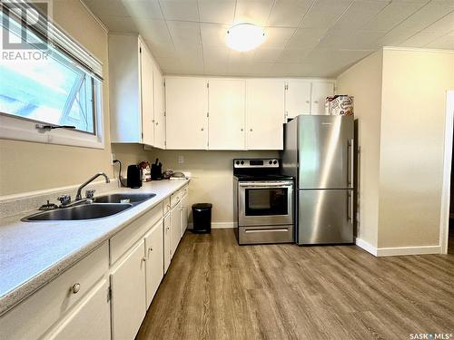 112 32Nd Street W, Saskatoon, SK - Indoor Photo Showing Kitchen With Double Sink