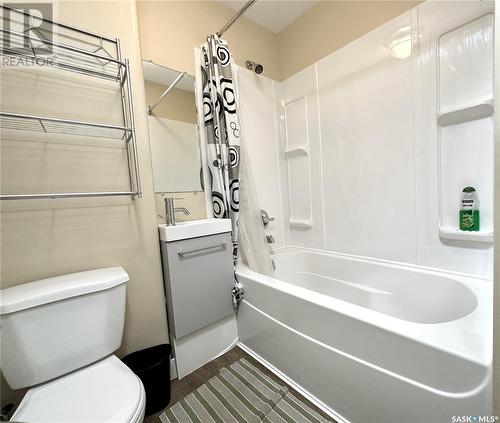 112 32Nd Street W, Saskatoon, SK - Indoor Photo Showing Bathroom