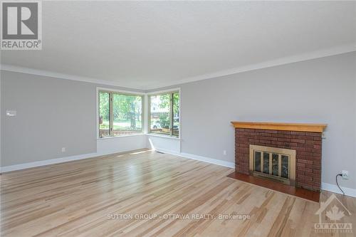 826 Hamlet Road, Ottawa, ON - Indoor Photo Showing Living Room With Fireplace