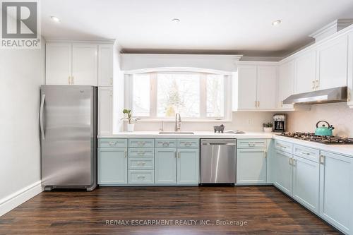 5486 Randolph Crescent, Burlington, ON - Indoor Photo Showing Kitchen With Stainless Steel Kitchen