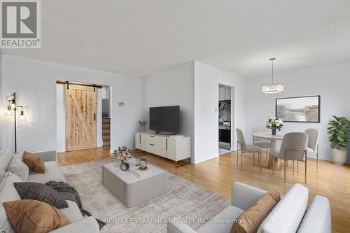 1 Glendee Court, Hamilton, ON - Indoor Photo Showing Living Room