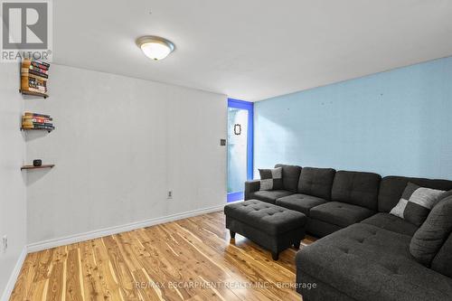 1 Glendee Court, Hamilton, ON - Indoor Photo Showing Living Room