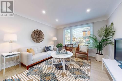 521 Hughson Street N, Hamilton, ON - Indoor Photo Showing Living Room