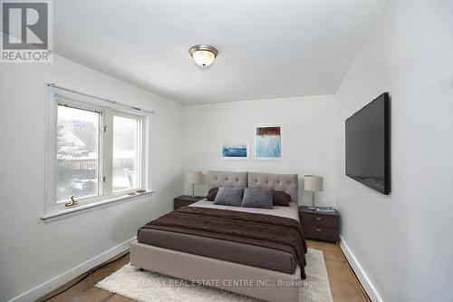 1077 Clearview Avenue, Burlington, ON - Indoor Photo Showing Bedroom