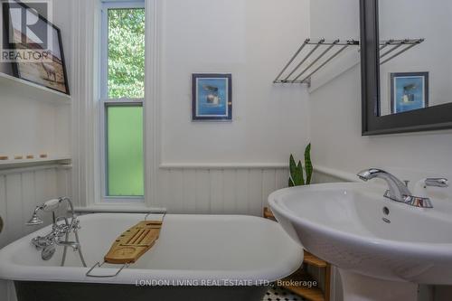 40 Askin Street, London, ON - Indoor Photo Showing Bathroom