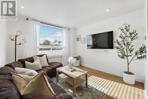 29 Newlands Avenue, Hamilton, ON - Indoor Photo Showing Living Room