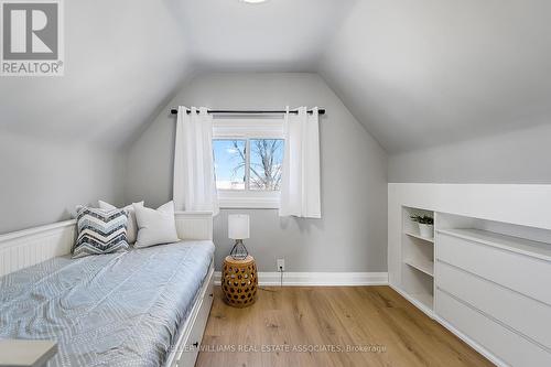 29 Newlands Avenue, Hamilton, ON - Indoor Photo Showing Bedroom