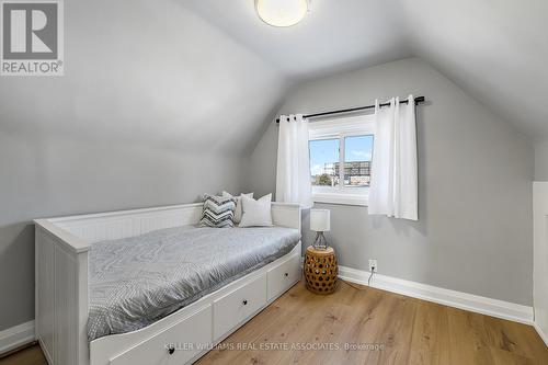 29 Newlands Avenue, Hamilton, ON - Indoor Photo Showing Bedroom