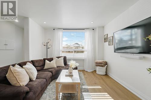 29 Newlands Avenue, Hamilton, ON - Indoor Photo Showing Living Room